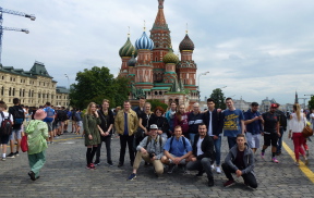 Voller Vorfreude. Die Schülerinnen und Schüler des Russischkurses und die beiden Lehrkräfte