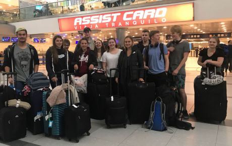 Unsere Schülergruppe sichticherschöpft am Flughafen.