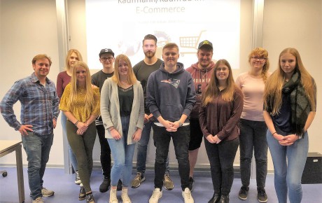 Klassenlehrkraft Herr Friedrichs (links) mit den neuen Auszubildenden.