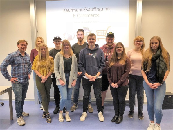 Klassenlehrkraft Herr Friedrichs (links) mit den neuen Auszubildenden.